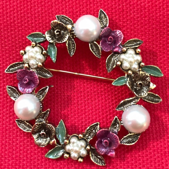 Vintage Jewelry - Vintage Pearl & Flower Brooch Vintage Jewelry - Vintage Pearl & Flower Brooch
